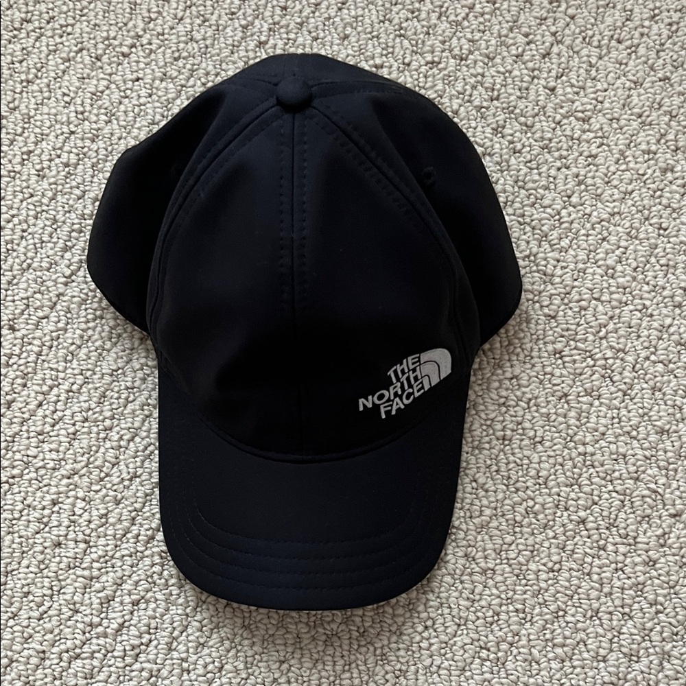 The North Face Black Logo Curved Brim Baseball Cap flex fit
